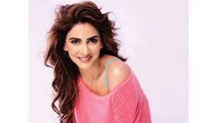 Saba Qamar Height, Weight, Age, Bio, Body Stats, Net Worth & Wiki
