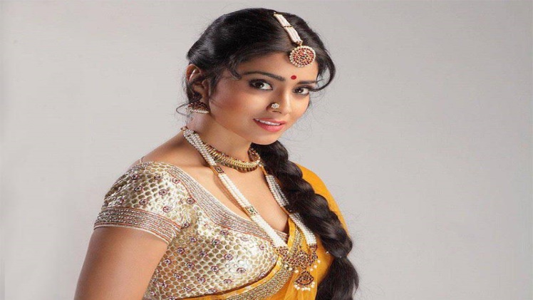 Shriya Saran Height, Weight, Age, Bio, Body Stats, Net Worth & Wiki