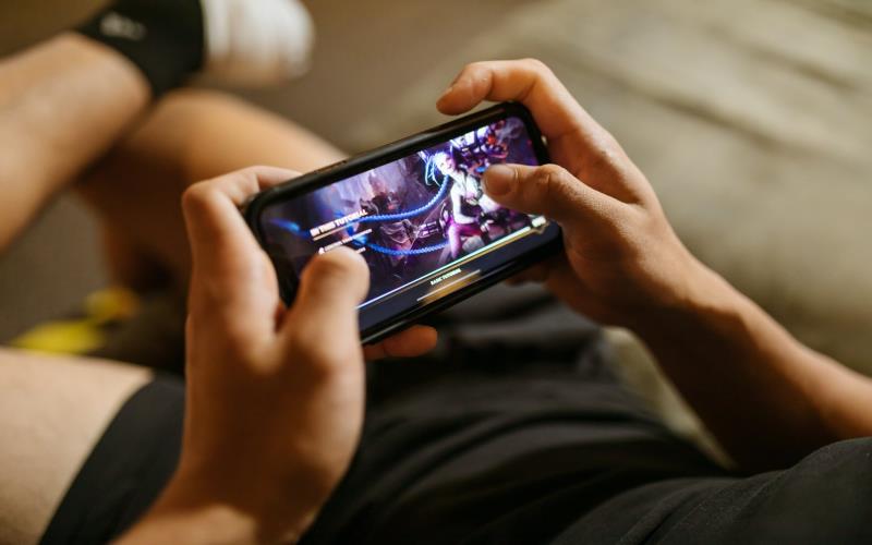 Game On: The Rise of Mobile Gaming in the Online Arena
